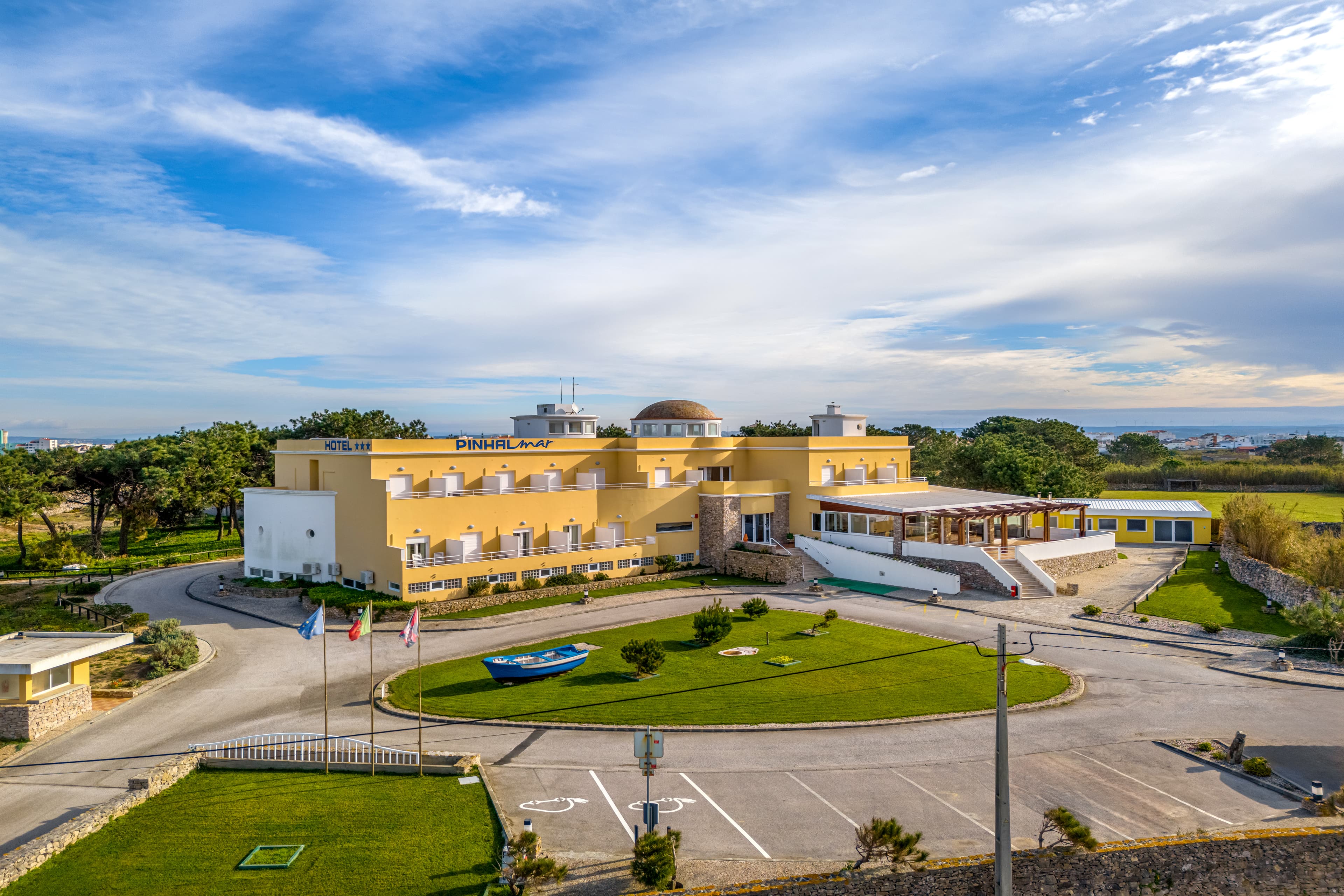 Hotel Pinhalmar exterior overlooking the Atlantic