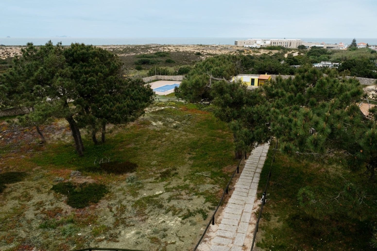Hotel Pinhalmar outdoor pool and sea-facing grounds